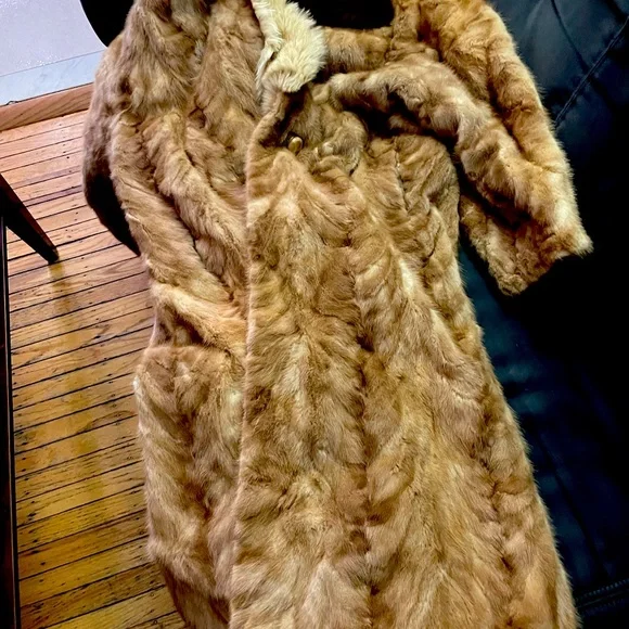 Real fur. - Picture 1 of 2
